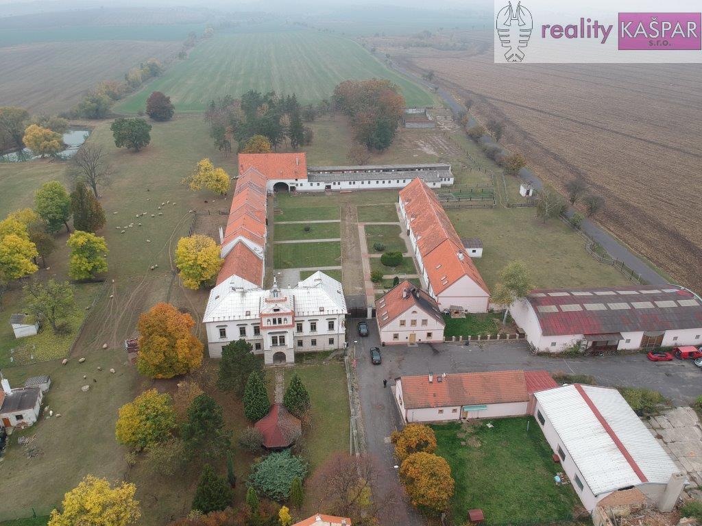 Veliká Ves (okres Chomutov) - pronájem zámeckého statku - zemědělské farmy s vlastními pozemky 5 ha, obrázek č. 1