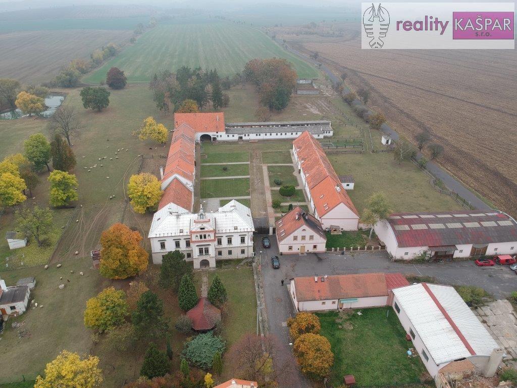 Veliká Ves (okres Chomutov) - prodej zemědělské farmy se zámeckým statkem a pozemky 4.5 ha, obrázek č. 1