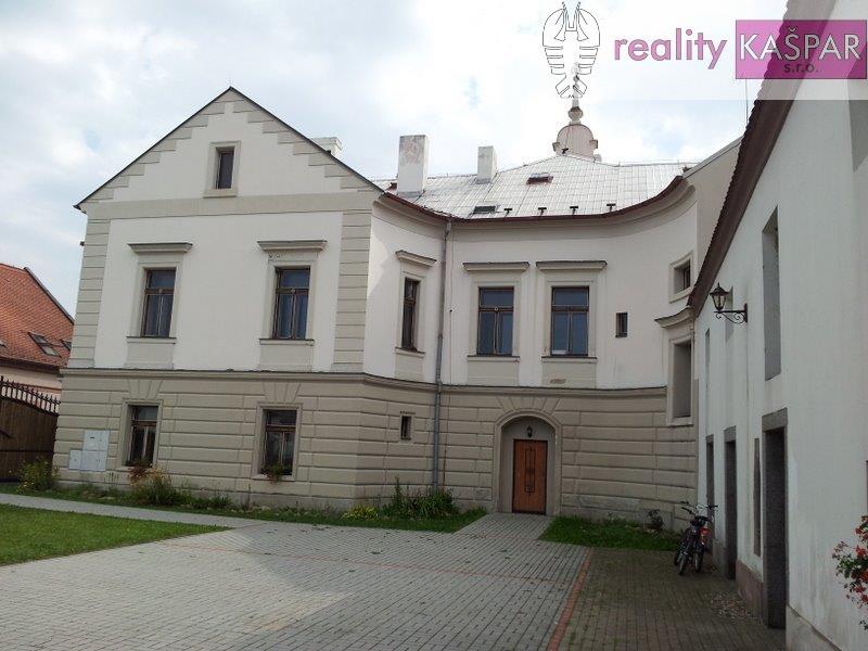 Veliká Ves u Podbořan (okres Chomutov, Žatec) - prodej barokního zámku s pozemkem 1650 m2, obrázek č. 2