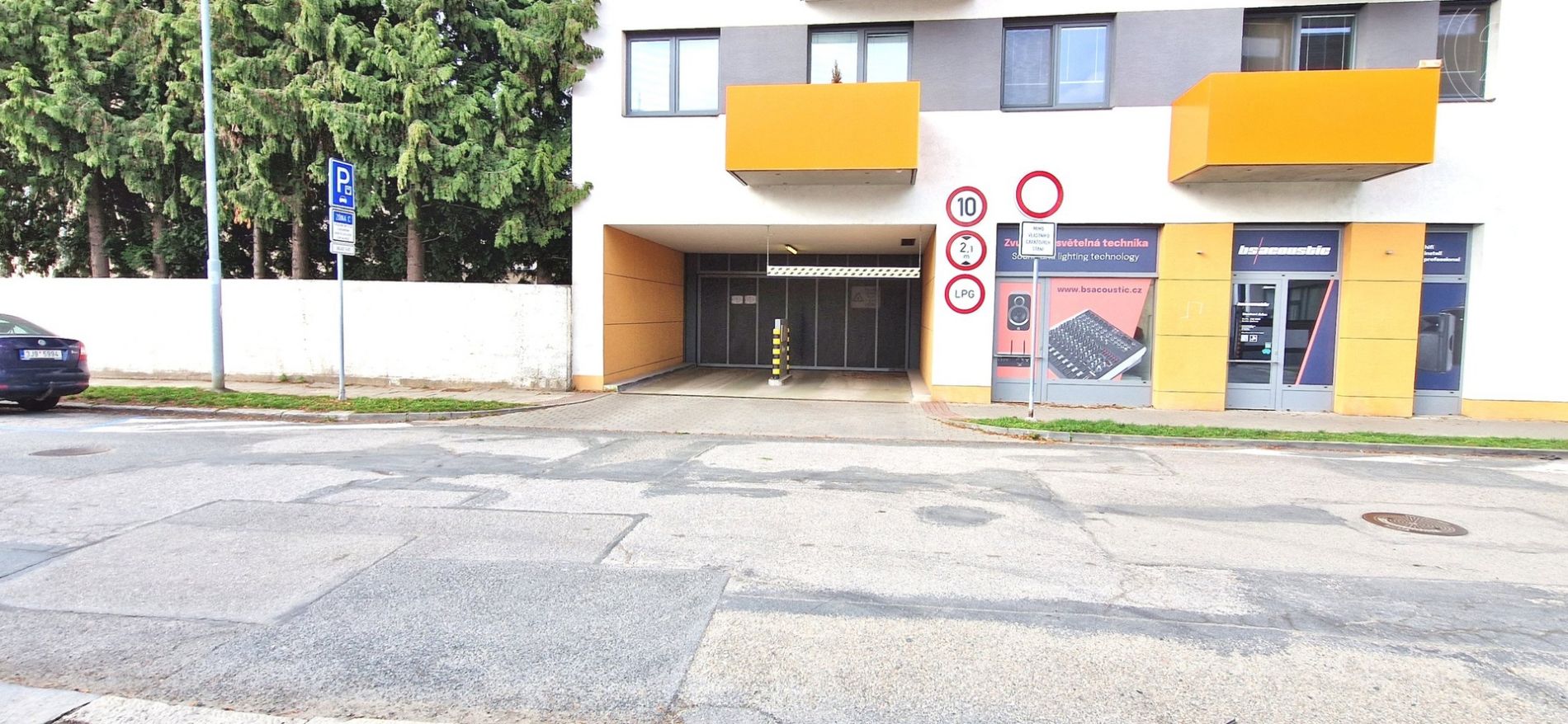 Pronájem garážového stání 14 m2 - Brno - Mojmírovo náměstí, obrázek č. 1
