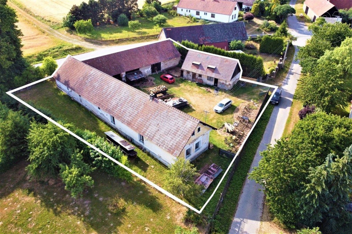 Prodej vesnického domu s pozemkem 1.654 m v obci Domamyšl, obrázek č. 1