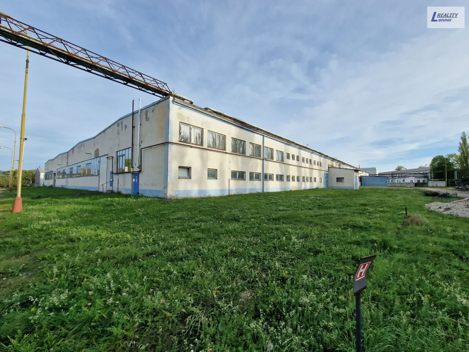 Komerční prostor, výrobní hala 900 m2, v průmyslovém areálu, ulice Obecnická, obrázek č. 1