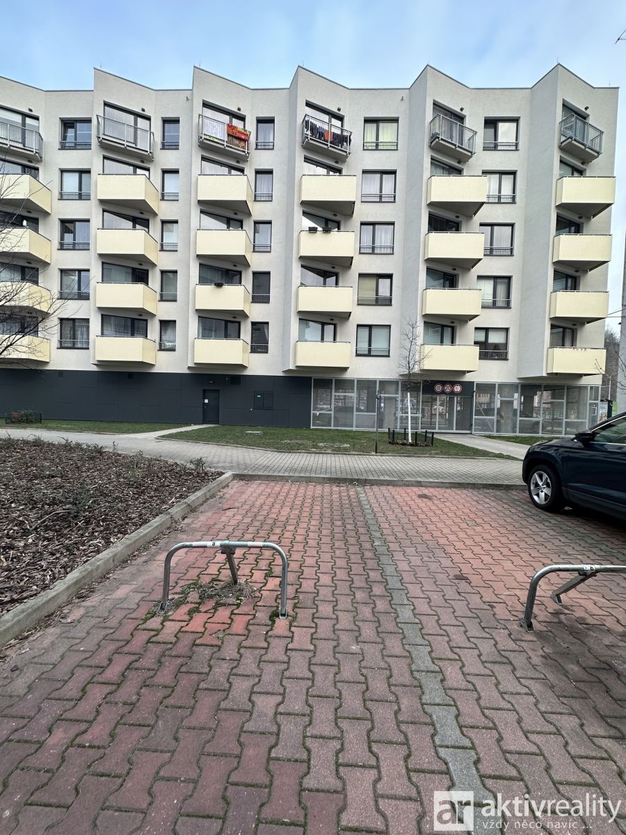 Pronájem venkovního parkovacího místa před domem v ul. Mezi Vodami, Praha - Modřany, obrázek č. 2