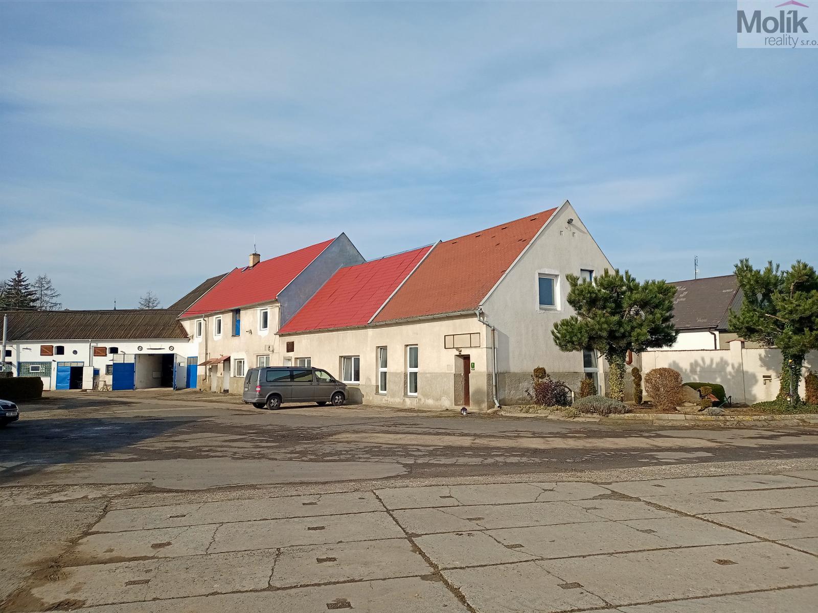 Zemědělská usedlost s dvěma byty, garážemi a pozemkem 825 m2, v Otvicích, ul. Polní., obrázek č. 3