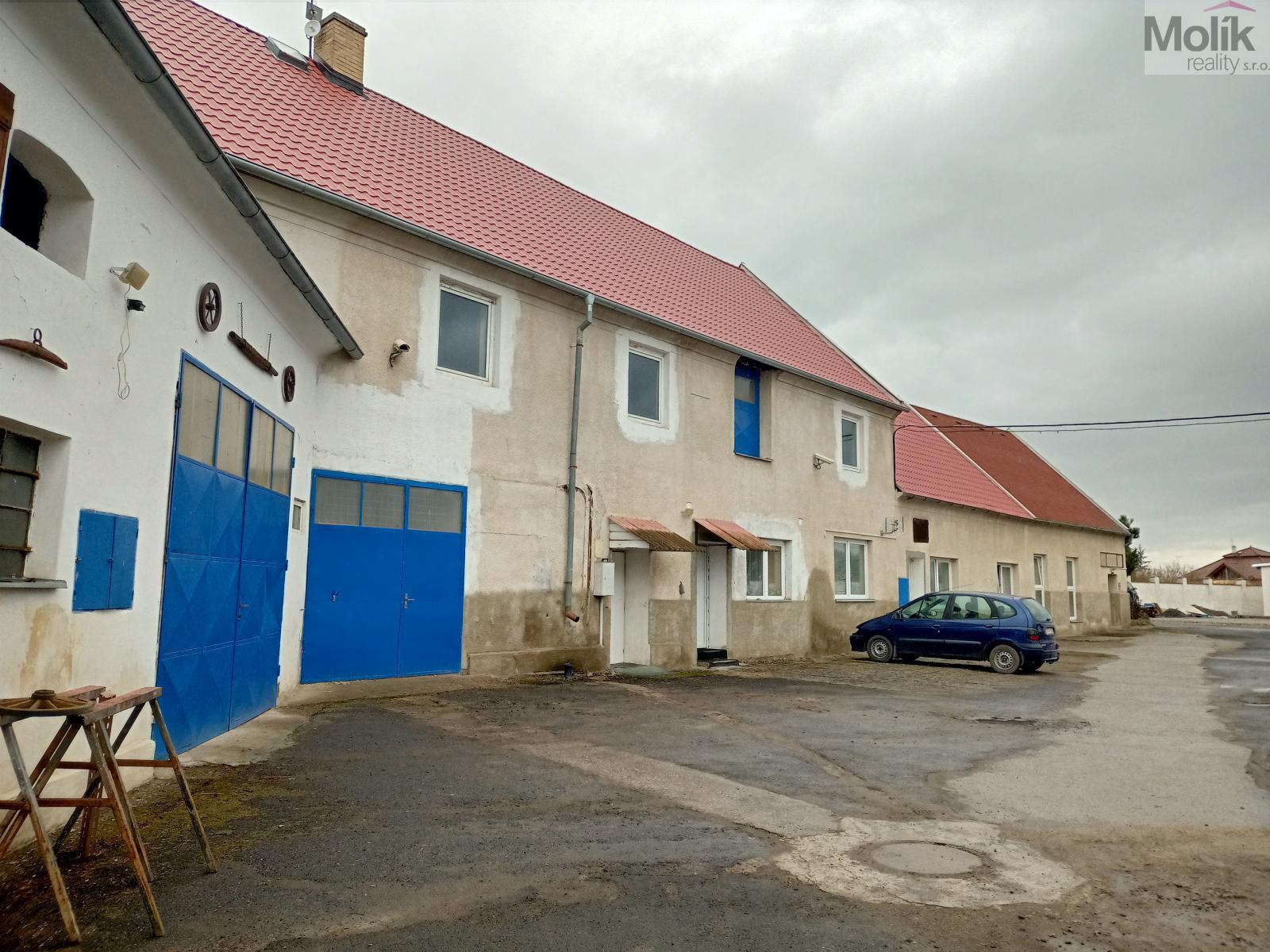 Zemědělská usedlost s dvěma byty, garážemi a pozemkem 825 m2, v Otvicích, ul. Polní., obrázek č. 1