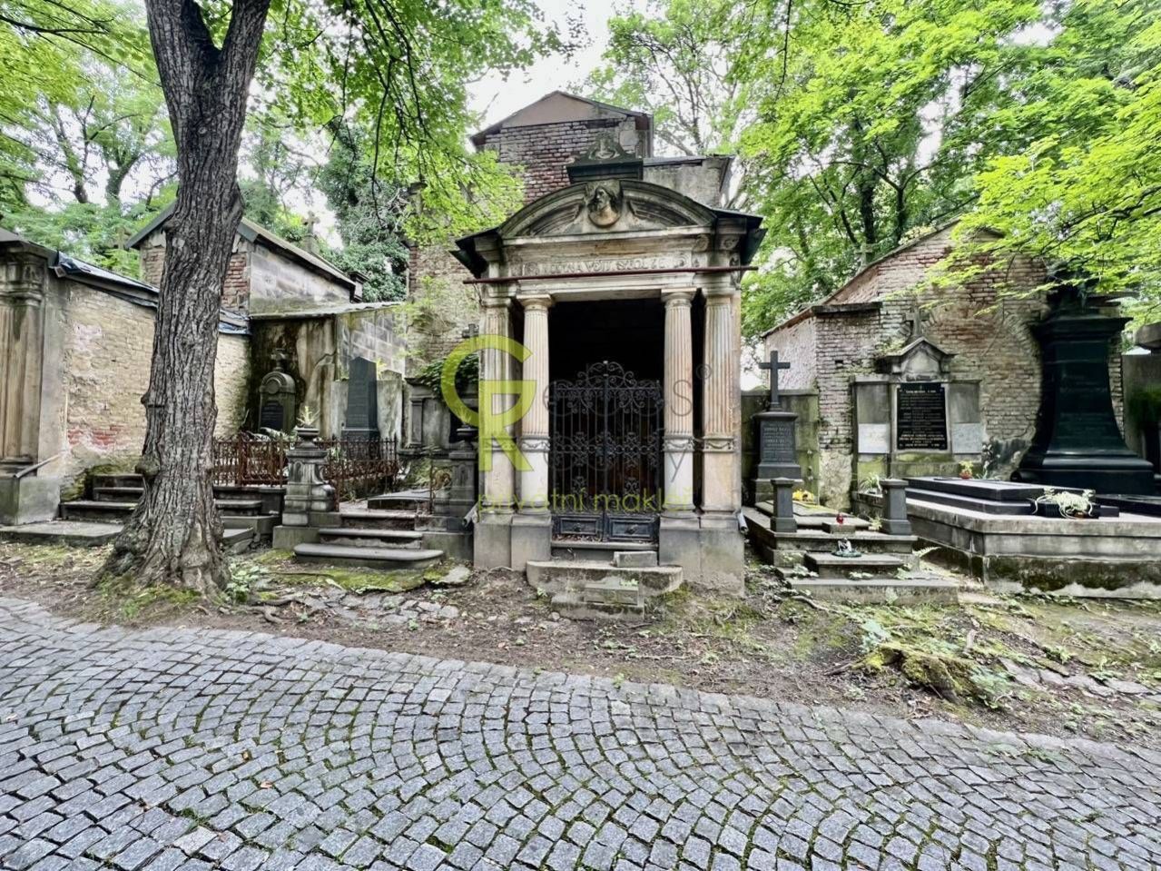 Kaplová hrobka před rekonstrukcí - Olšanské hřbitovy, Praha 3, obrázek č.2