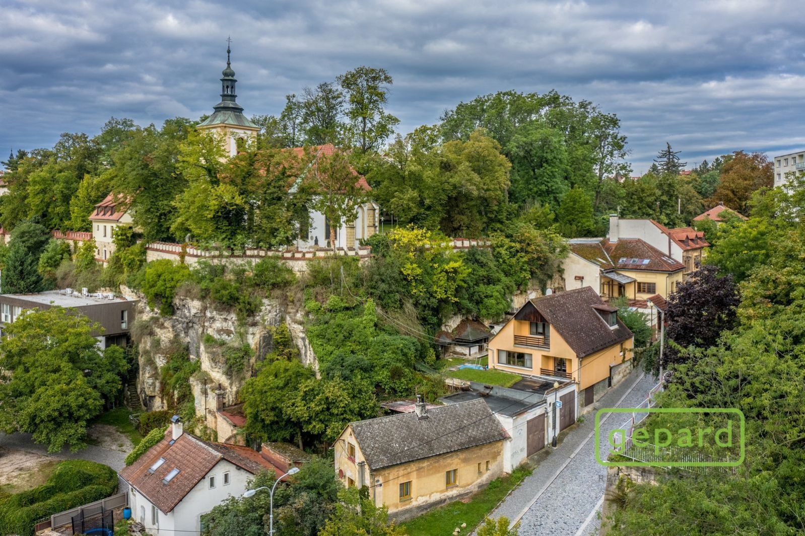 Atypický rodinný dům v centru města s nádhernými výhledy do parku Štěpánka., obrázek č. 1