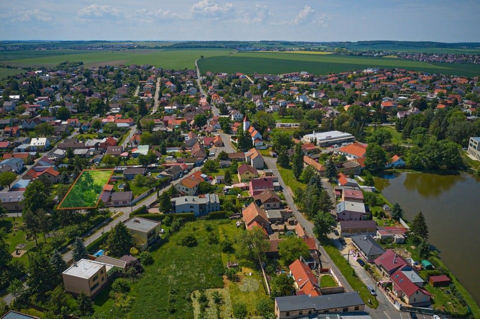 Prodej mimořádného stavebního pozemku 1170m2 v centru obce Hovorčovice s přípojkami všech inženýrský, obrázek č. 2