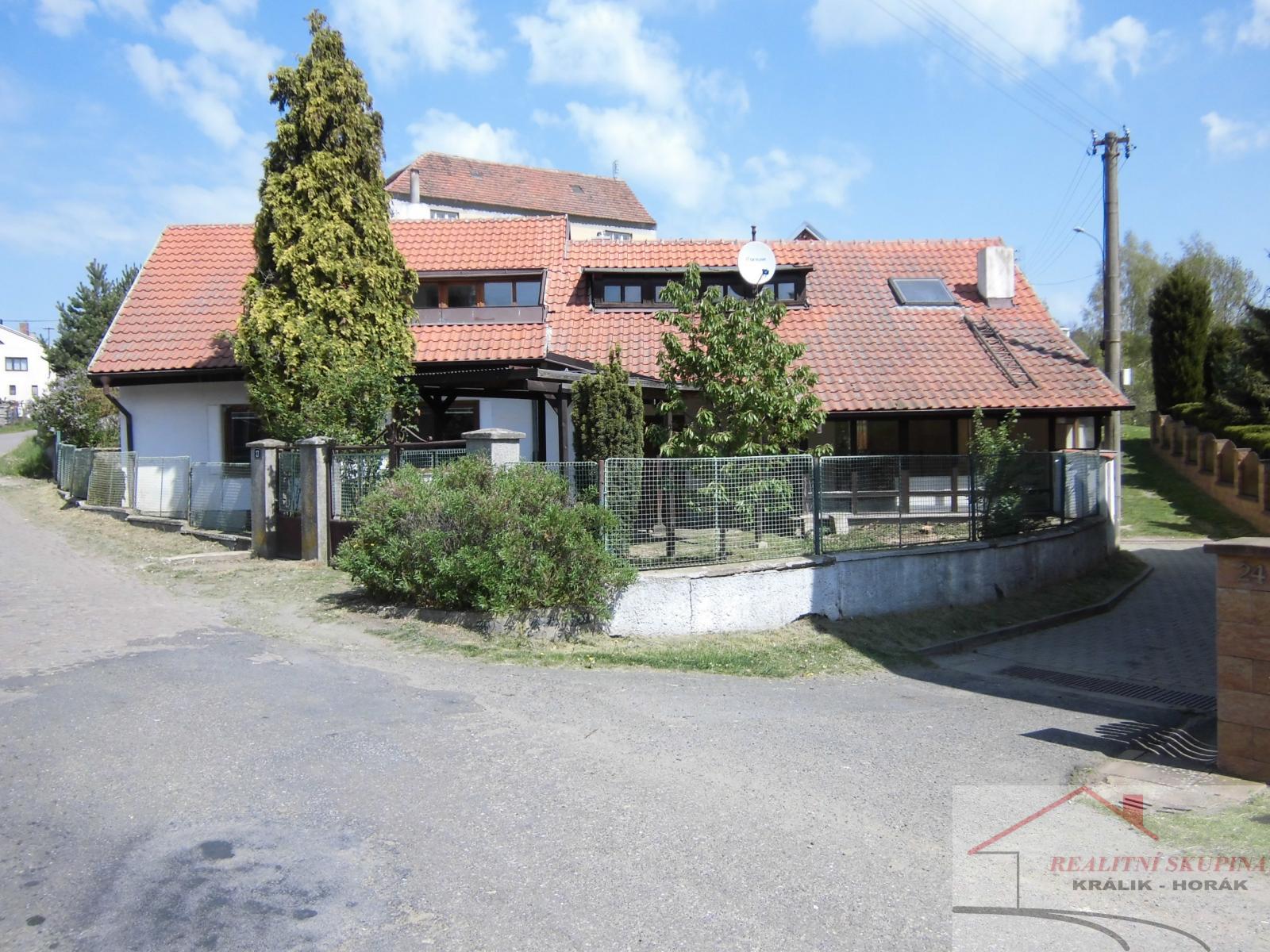 RD s 2 byt.jednotkami, 10km od Čáslavi, v obci  Paběnice, obrázek č. 1