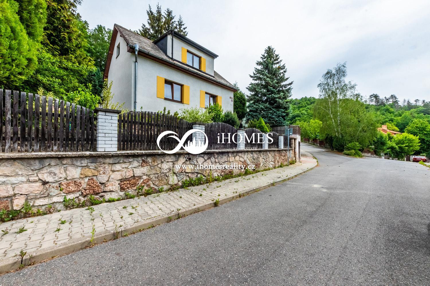www.ihomesreality.cz výhradně Vám zprostředkuje  na prodej rodinný dům  k bydlení ve špičkové lokali, obrázek č.8