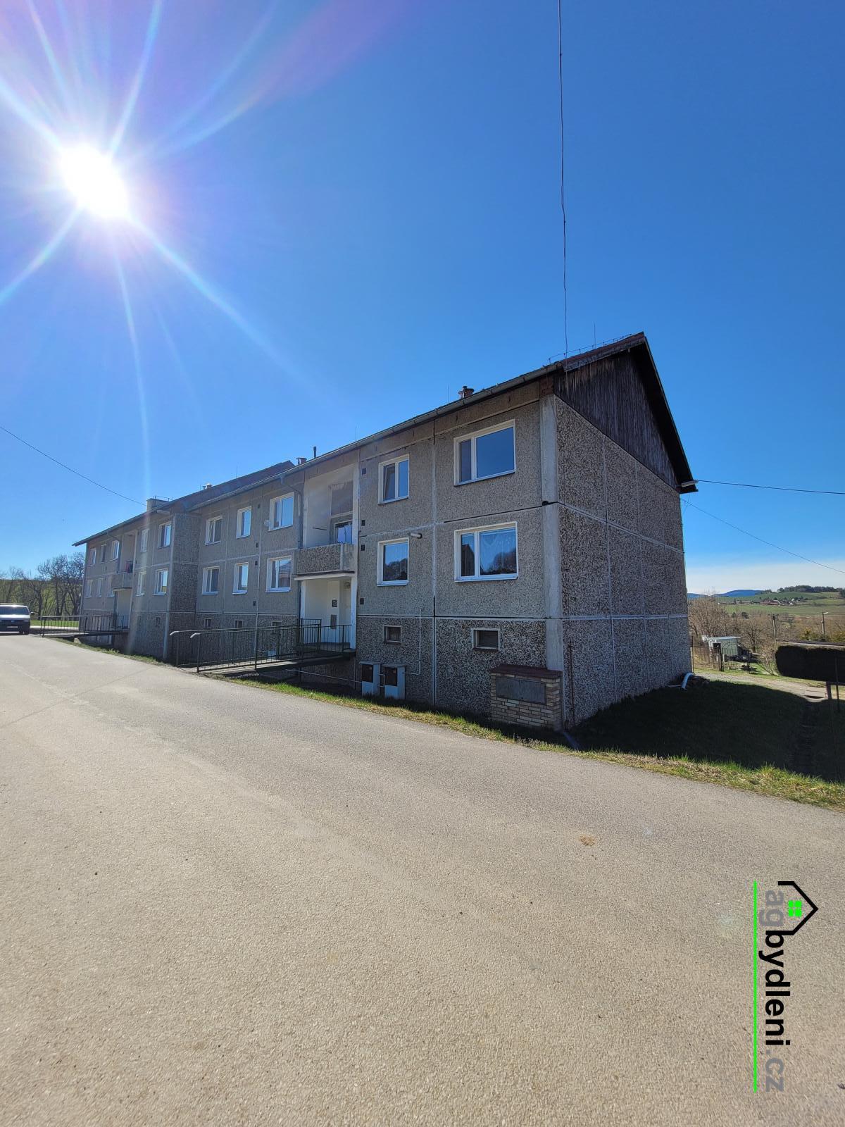 Prodej bytu 3+1 s lodžií o velikosti 76 m2, garáží a zahrádkou, v obci Nezamyslice, okres Klatovy, obrázek č. 1