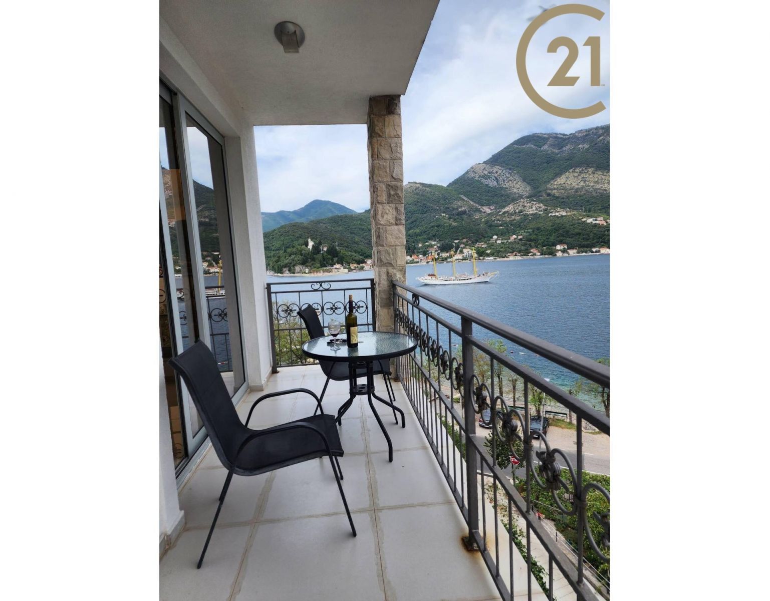 Prodej bytu 3+kk (87 m2) s balkonem, pouze 52 m od moře - Lepetane, Tivat, Černá Hora, obrázek č. 2