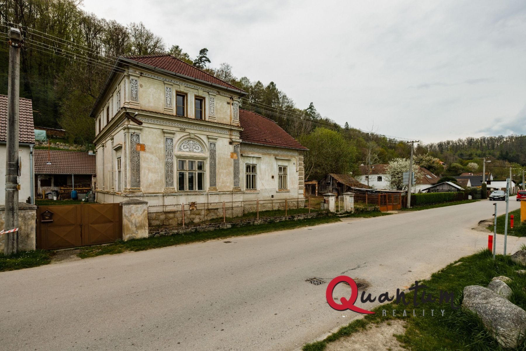 Nabízí, prodej prostorné rodinné vily, s pozemkem 3304 m2  v Hluboké nad Vltavou, obrázek č. 1