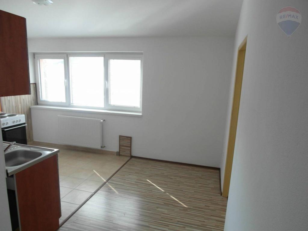 Realitná kancelária RE/MAX ponúka na predaj veľký 2 izbový byt (č, obrázek č. 2