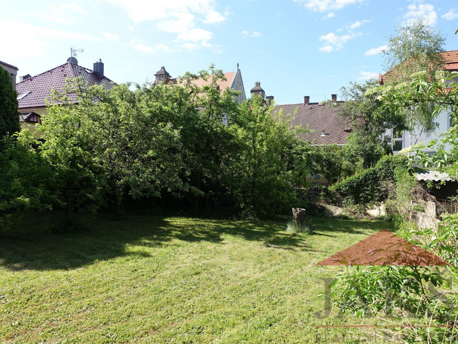 Sušice - Chelčického; stavební pozemek cca 407 m2 se stavbou a skrytou zahradou, obrázek č. 1