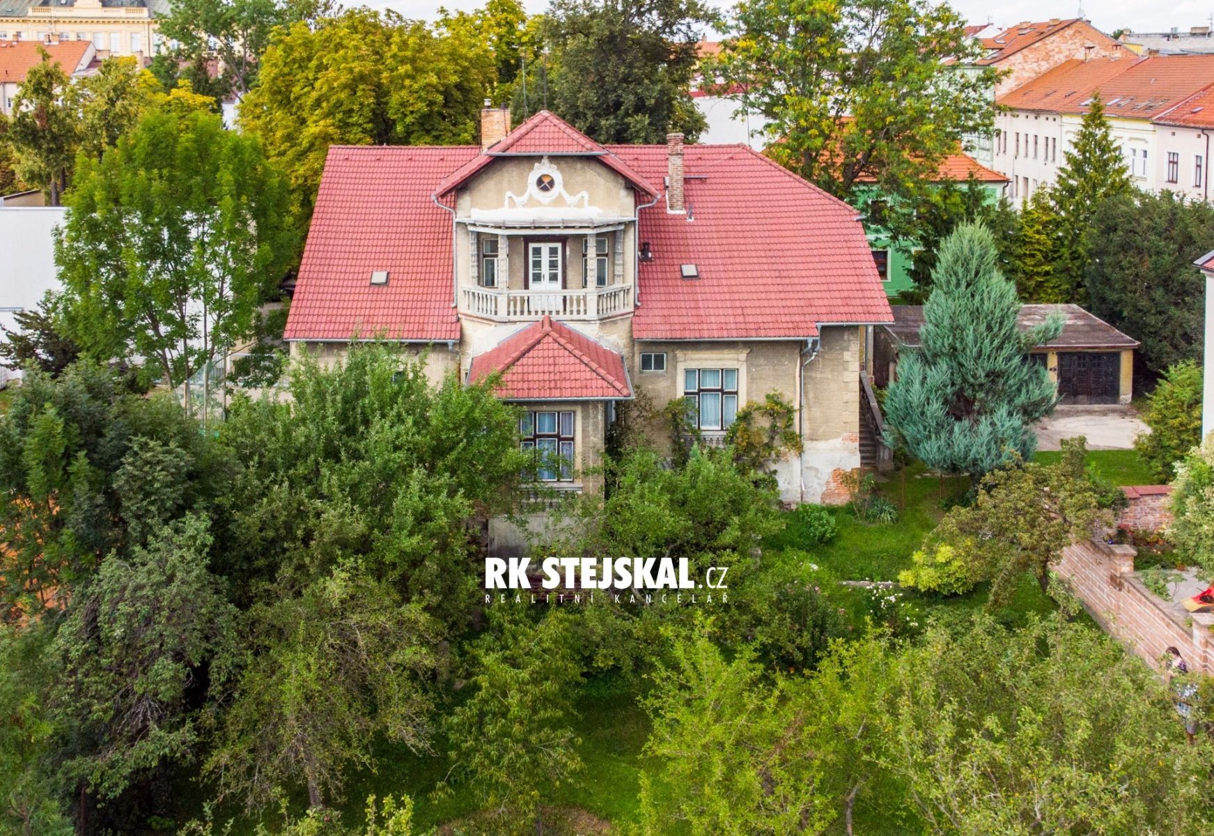 Prodej velice atraktivní nemovitosti, Prvorepubliková rezidence s velkým pozemkem v centru Českých B, obrázek č.1