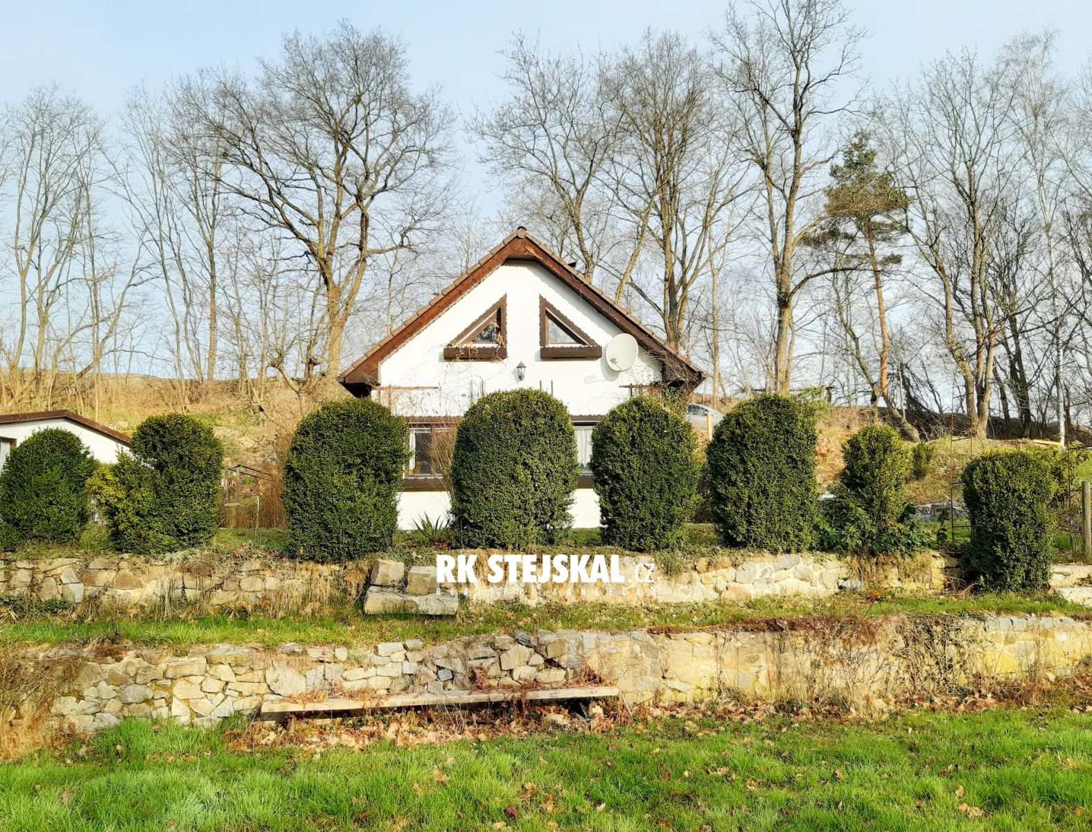 Patrová zděná rekreační chata s udírnou a vlastním pozemkem ca 479 m2 v chatové osadě u Ševětína, obrázek č. 2