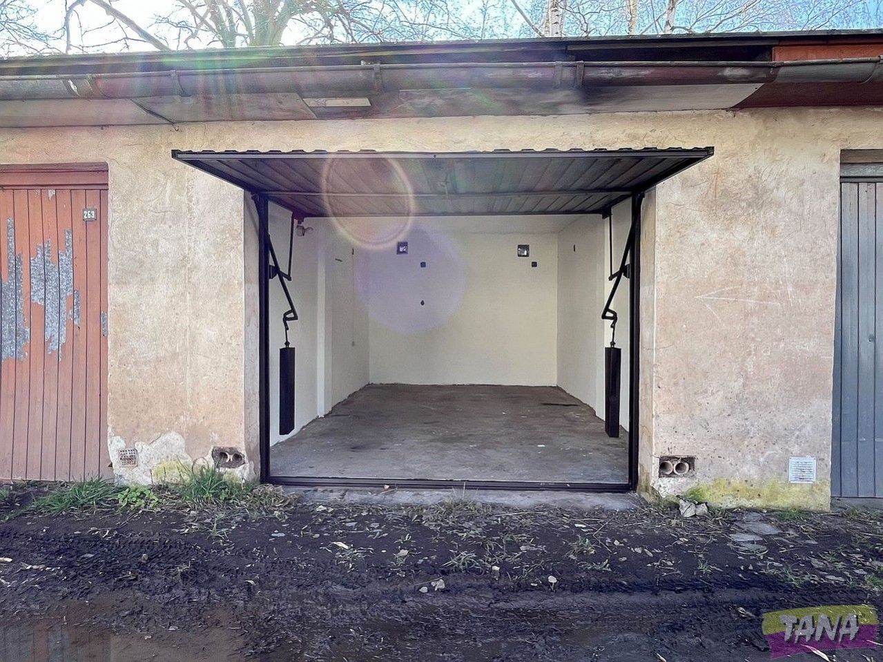 Prodej zděné řadové garáže ve Dvoře Králové n.L., obrázek č. 1