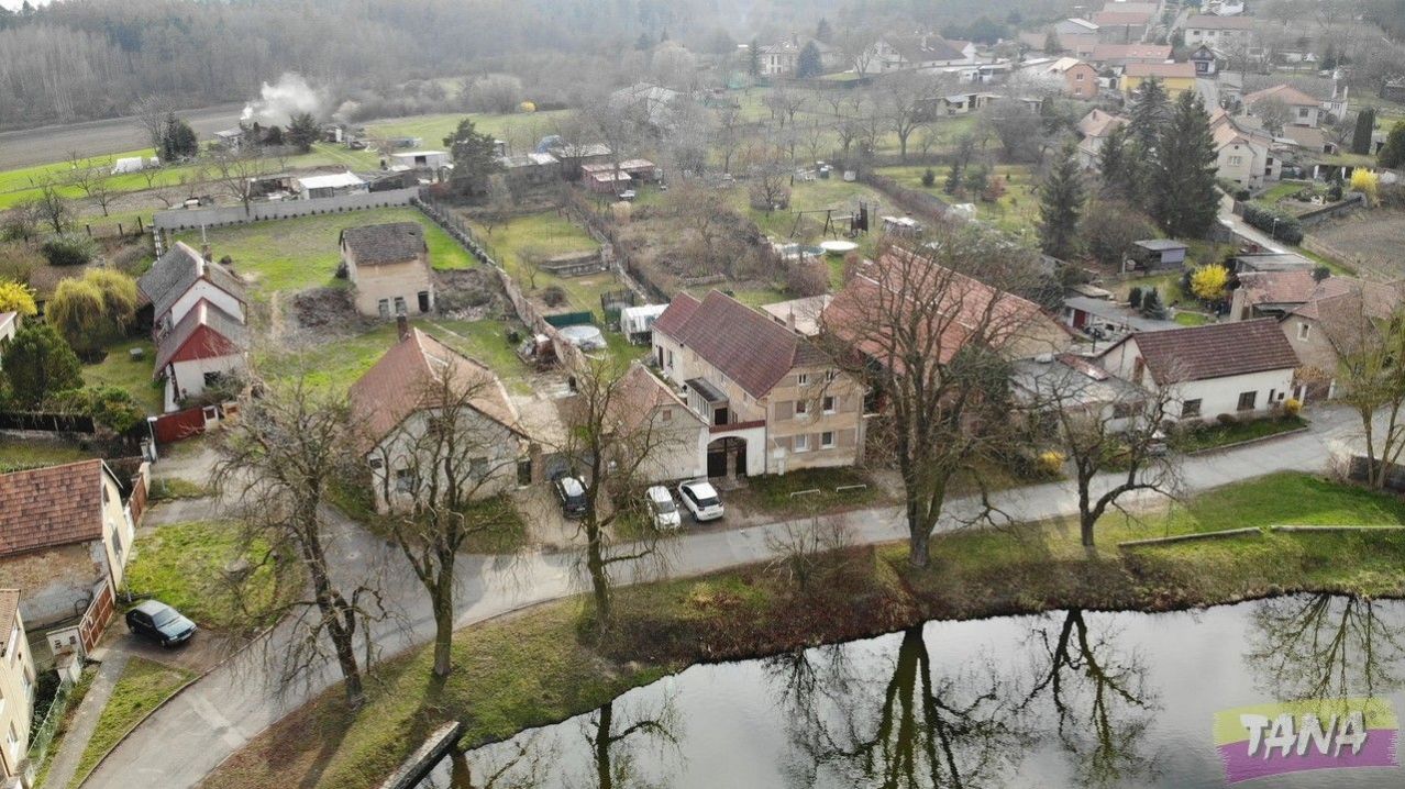 Nabízíme k prodeji vícegenerační vesnický rodinný dům s pěknou zahradou v obci Horní Beřkovice, obrázek č. 1