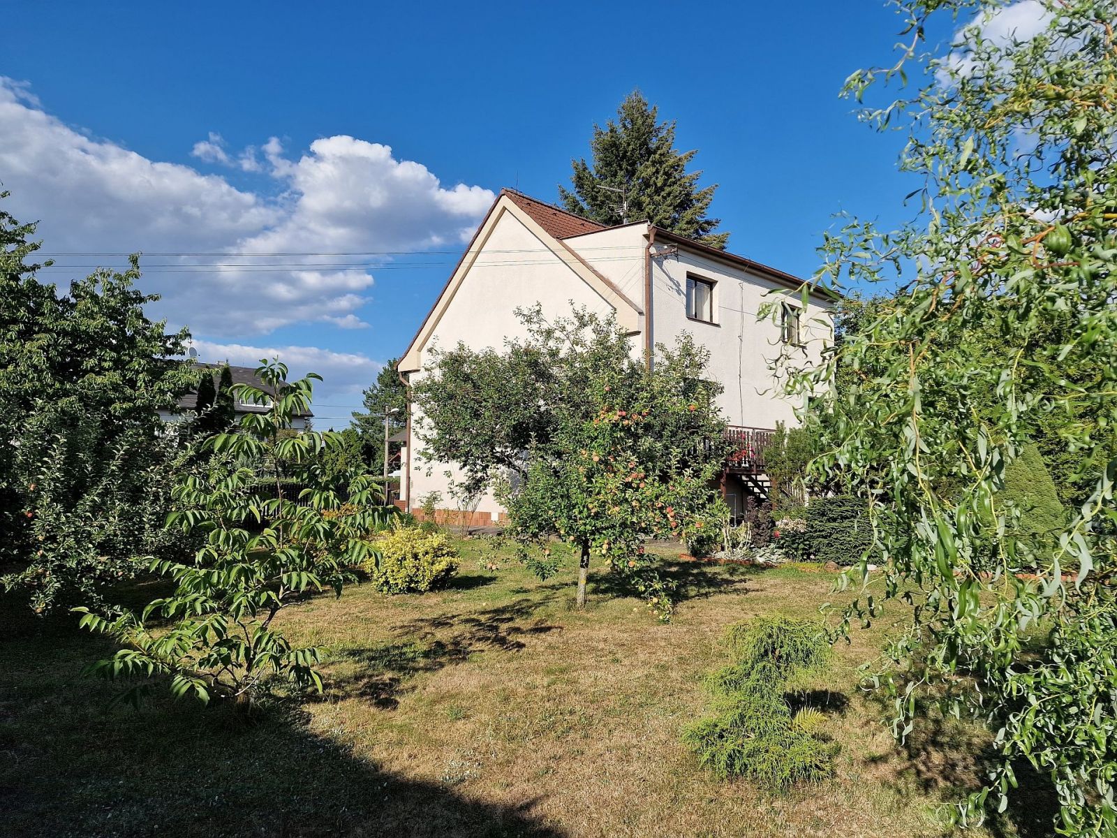 Samostatně stojící rodinný dům s bazénem a velkou zahradou v Plzni Újezdě, obrázek č.29
