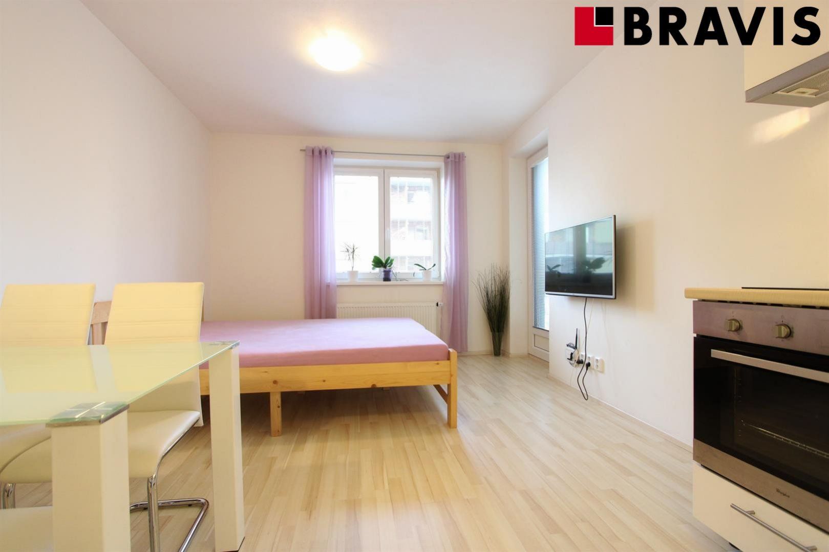 Pronájem bytu 1+kk, Brno- Starý Lískovec, ul. U Leskavy, částečně zařízený, internet v ceně, obrázek č. 2