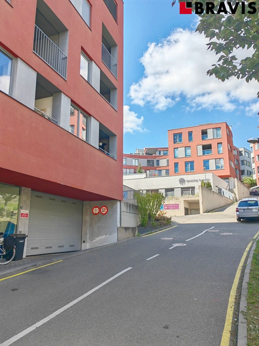 Pronájem garážového stání v bytovém komplexu na ulici Jaroslava Foglara, Brno - Štýřice, obrázek č. 2