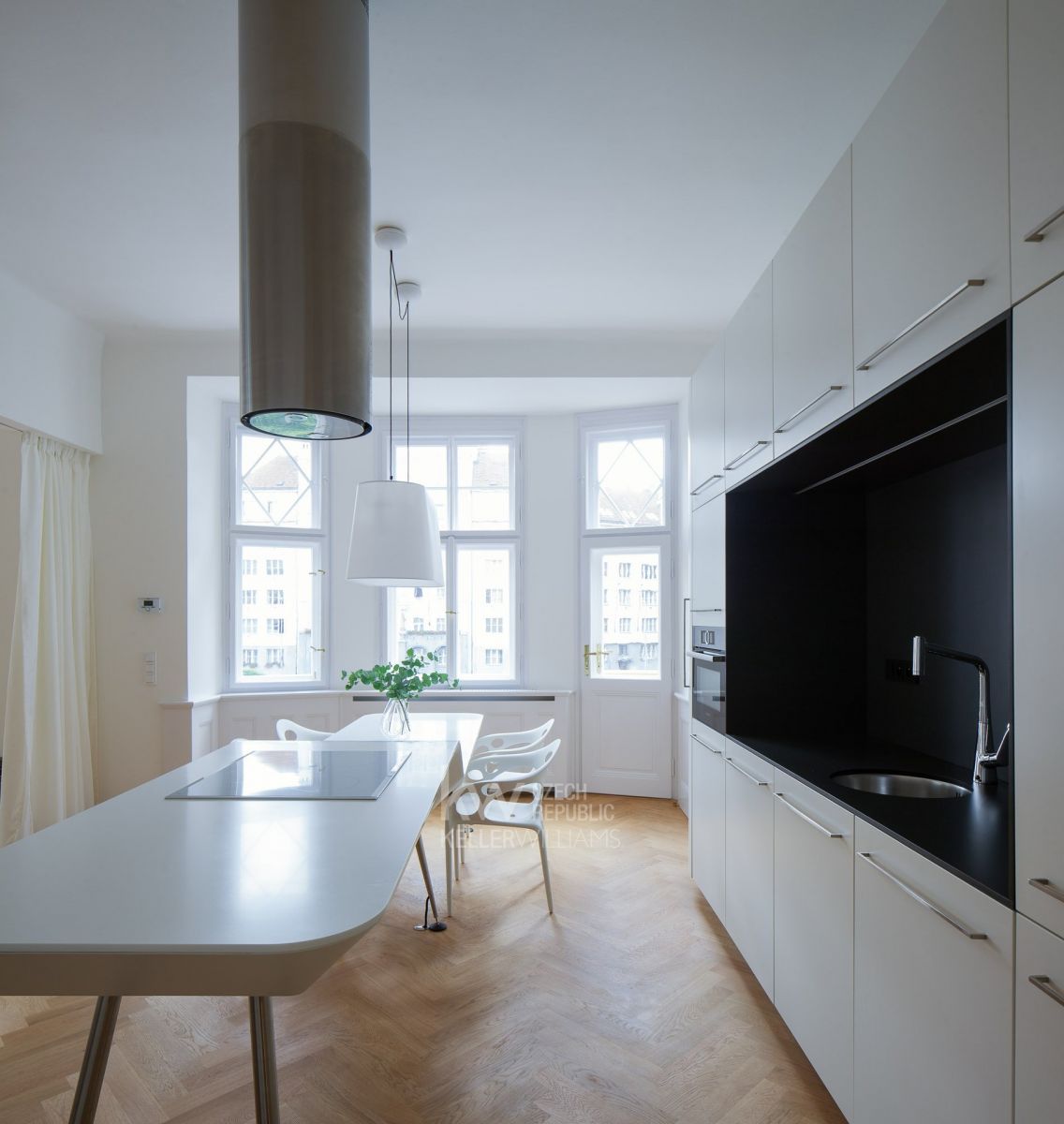 Pronájem designového bytu s krbem a balkonem 2+kk, 80 m2 - Praha - Dejvice, obrázek č. 3