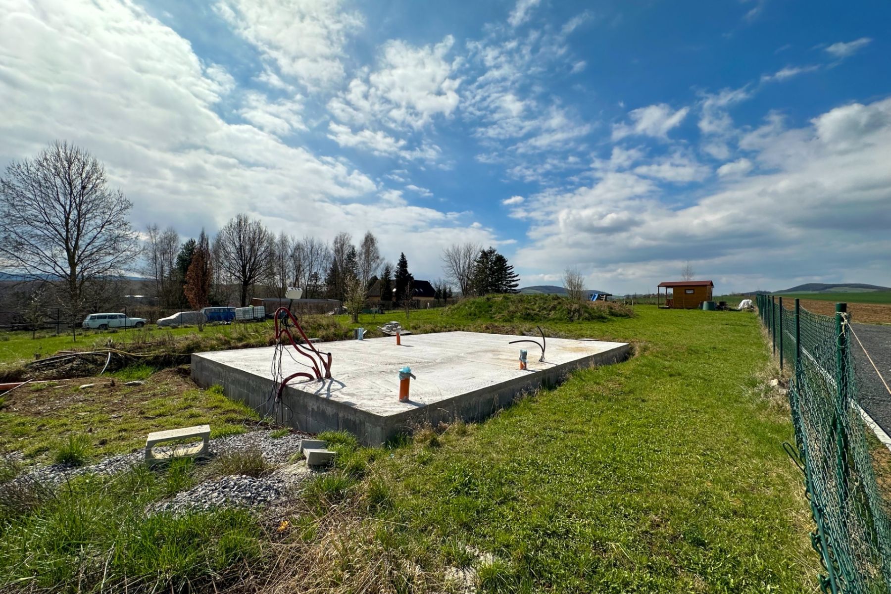 Výjimečný pozemek o výměře 1.950 m2 v obci Běleč u Litně nedaleko od Zadní Třebáně., obrázek č. 3