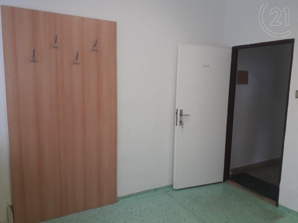 Pronájem menší kanceláře 9 m2 - Zlín - Prštné, obrázek č. 2