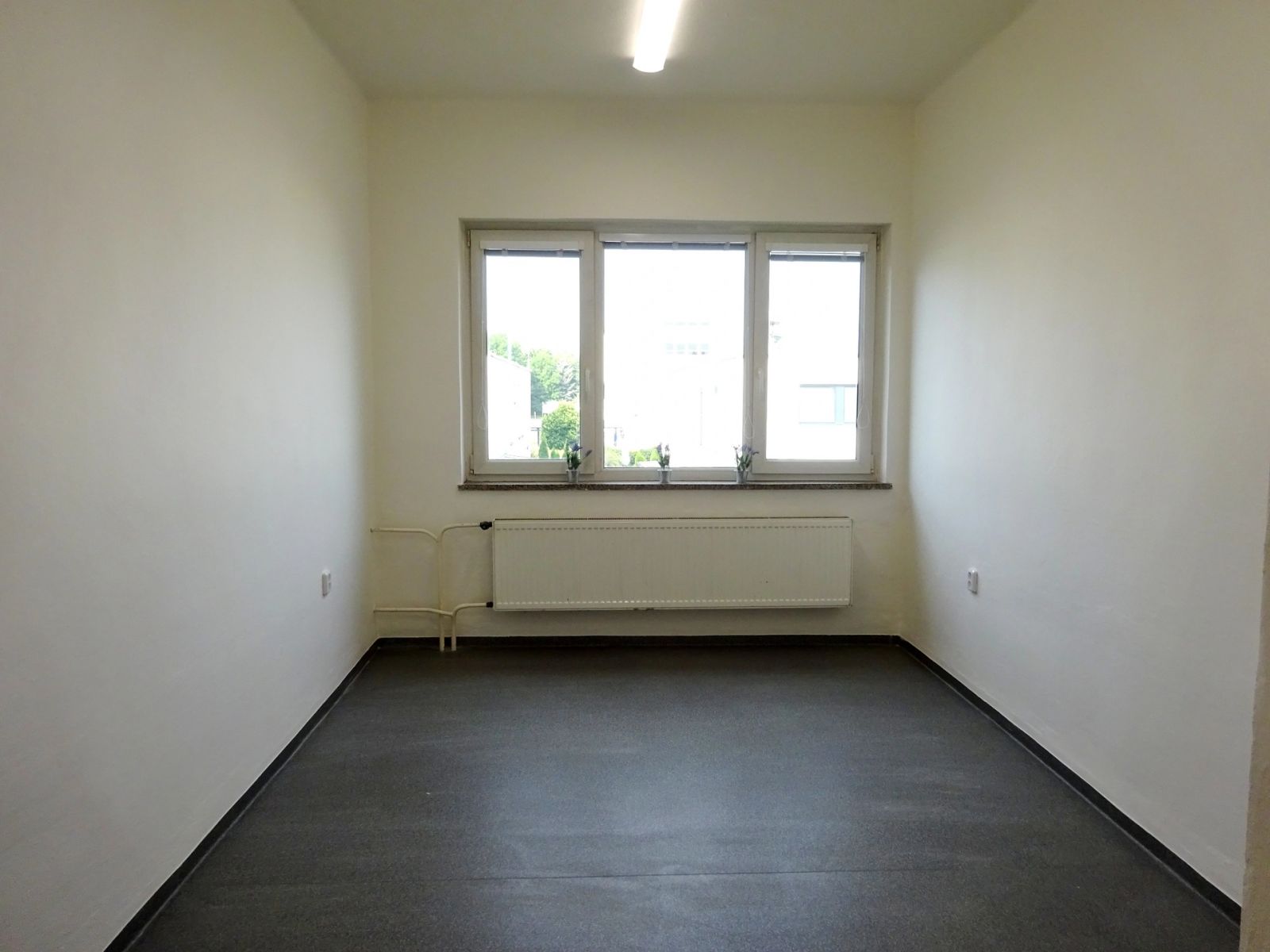 Pronájem kanceláře 23 m2 - Zlín - Prštné, obrázek č. 1