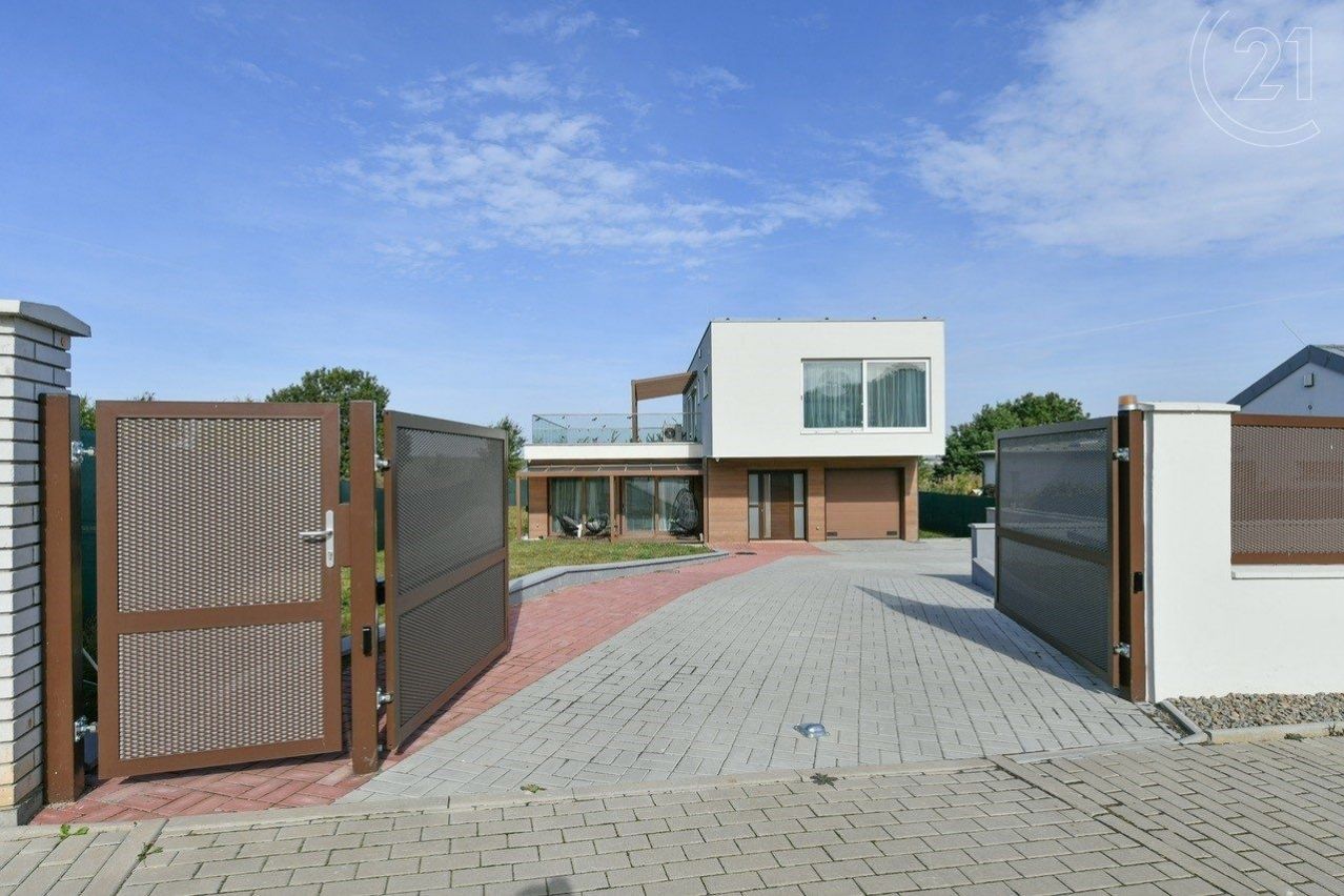 Prodej moderní luxusní vily, 320 m2 - Vysoký Újezd u Berouna, obrázek č. 2