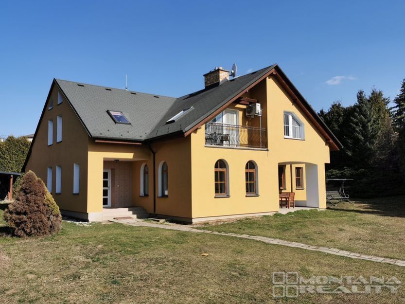 Prodej prostorného domu s 2 byty, dvougaráží a velkou zahradou 1.697 m2, Dolany u Olomouce, obrázek č. 1
