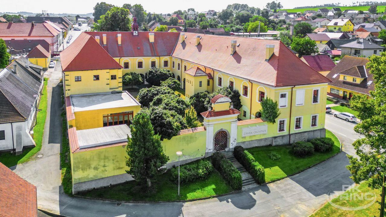 Historický zámek užitná plocha 1.672 m2, na pozemku 3.871 m2, městys Čechtice, okr. Benešov, obrázek č. 3