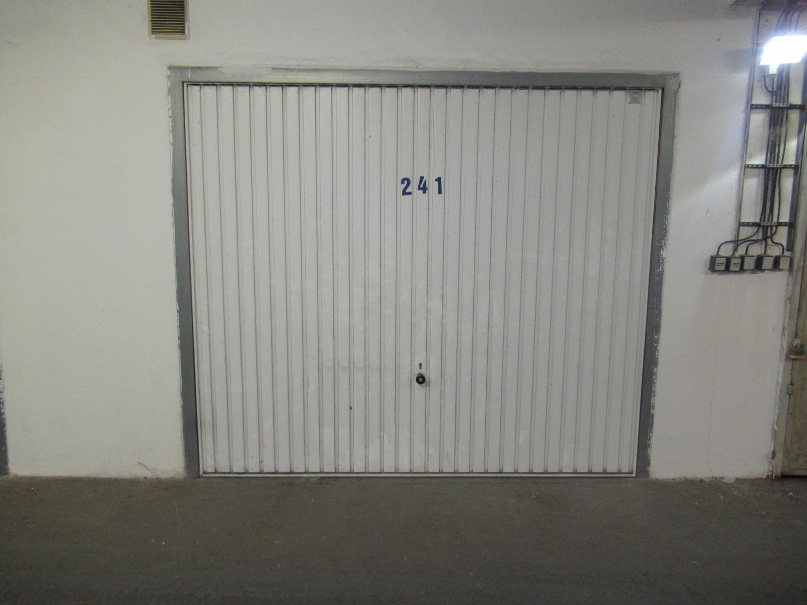 Pronájem samostatné garáže  18 m2 v garážovém domě v ul. K Dolům, Praha 4 - Modřany, obrázek č. 2