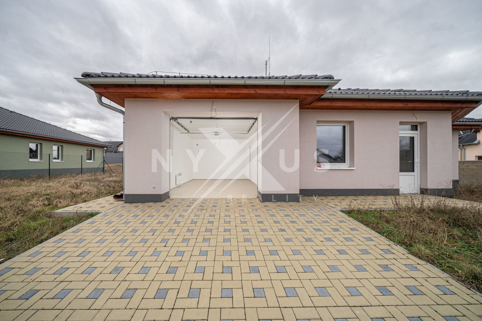 Prodej bungalovu 4+kk - 153 m2 + garáž, pozemek 1 036 m2, Lišková - Postřižín, obrázek č. 3