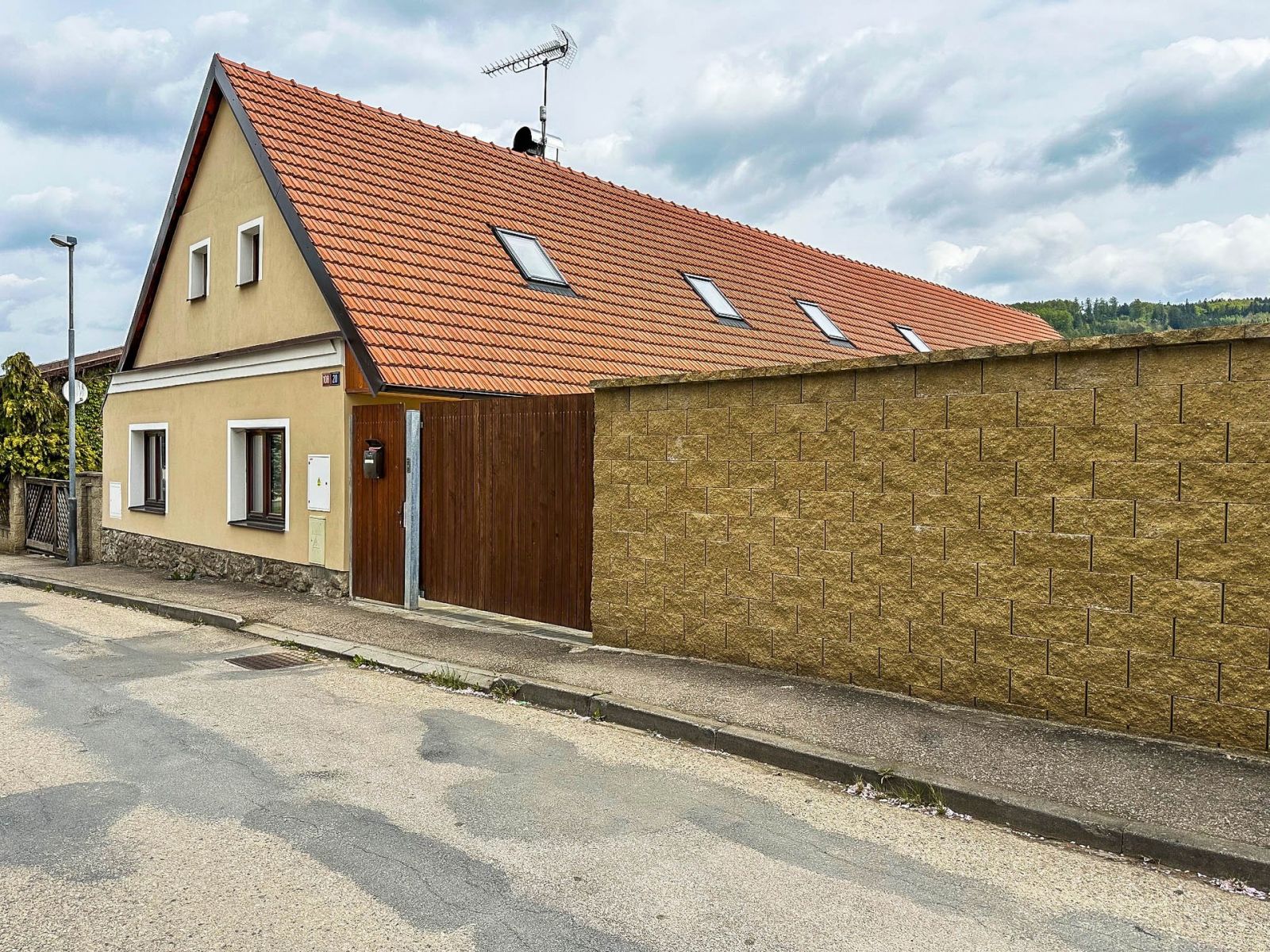 Prodej rodinného domu 6+1, 498 m2 - v obci Votice, Benešov., obrázek č. 1