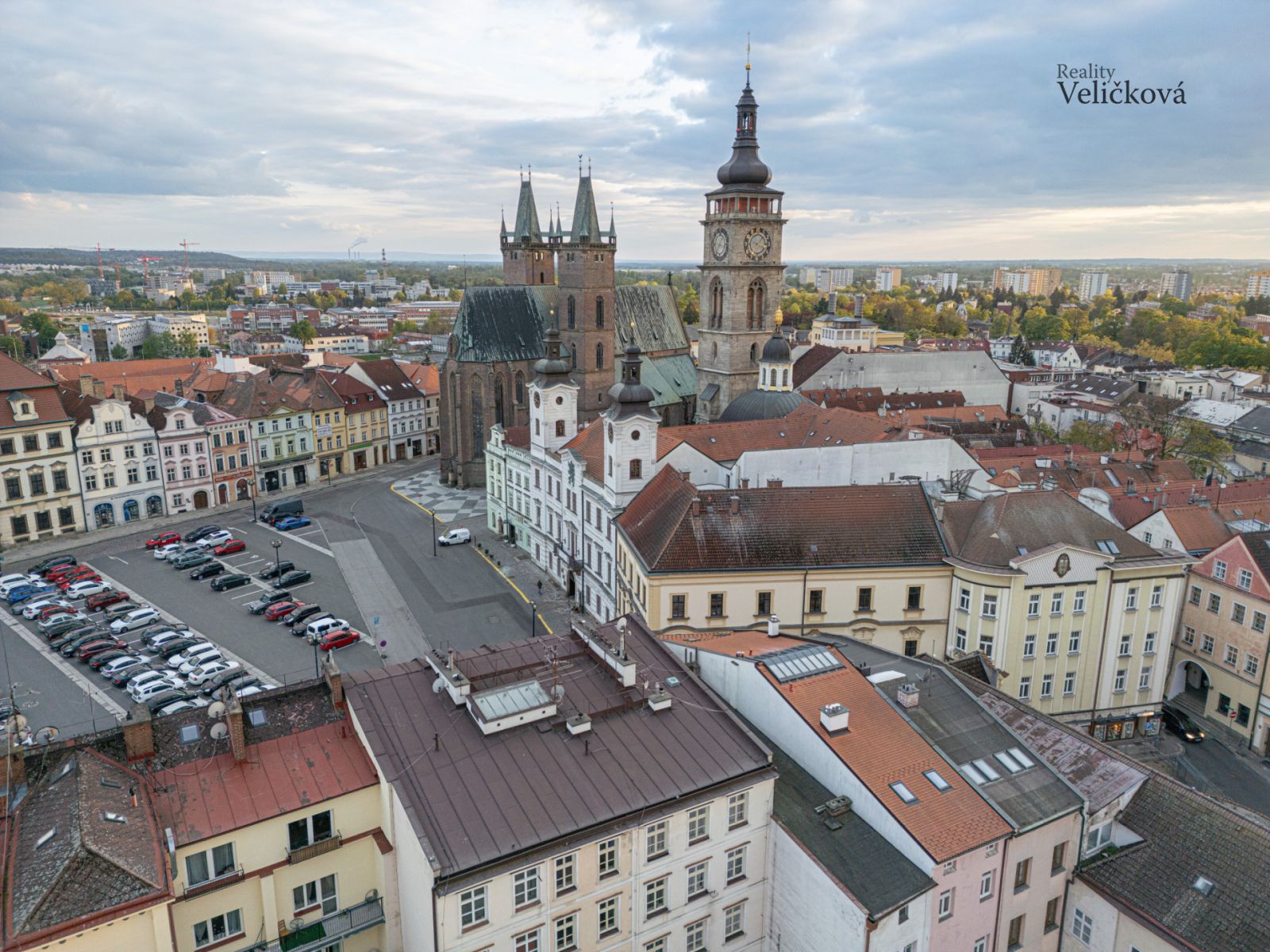 Prostorný podkrovní byt 3+1 na Velkém nám., Hradec Králové s výhledem na Bílou věž a Radnici, obrázek č. 1