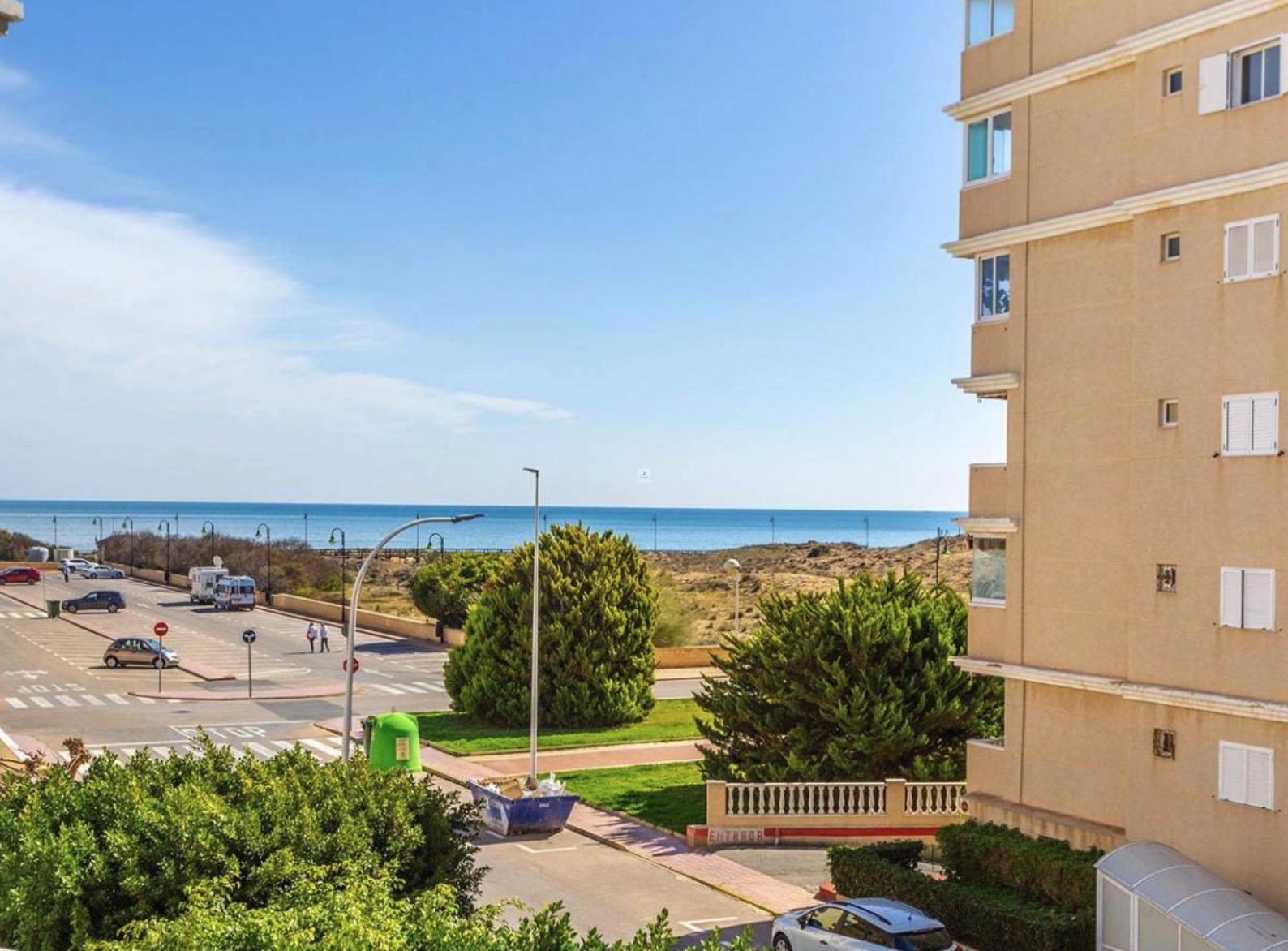 Prodej bytu  3+kk se dvěma ložnicemi v Torrevieja jen 150 m od slavné pláže La Mata, Španělsko., obrázek č. 1