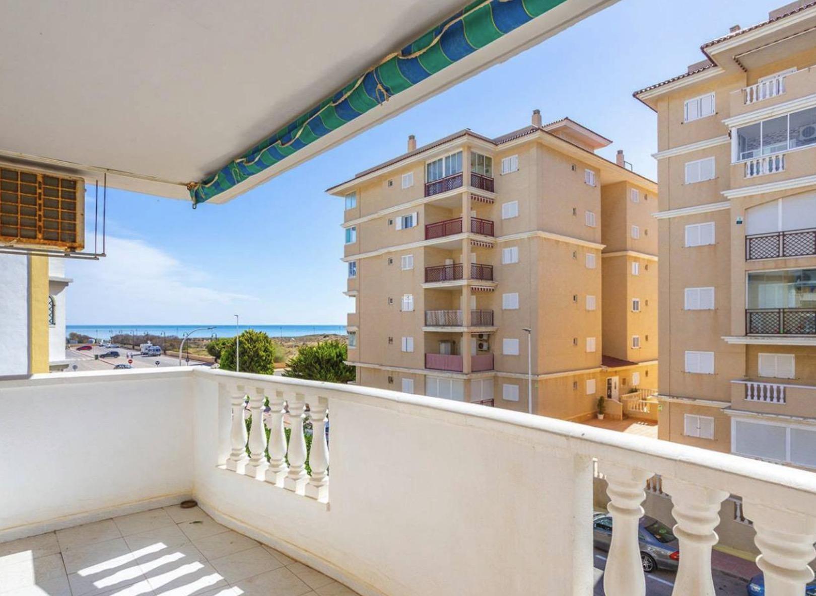 Prodej bytu  3+kk se dvěma ložnicemi v Torrevieja jen 150 m od slavné pláže La Mata, Španělsko., obrázek č. 2