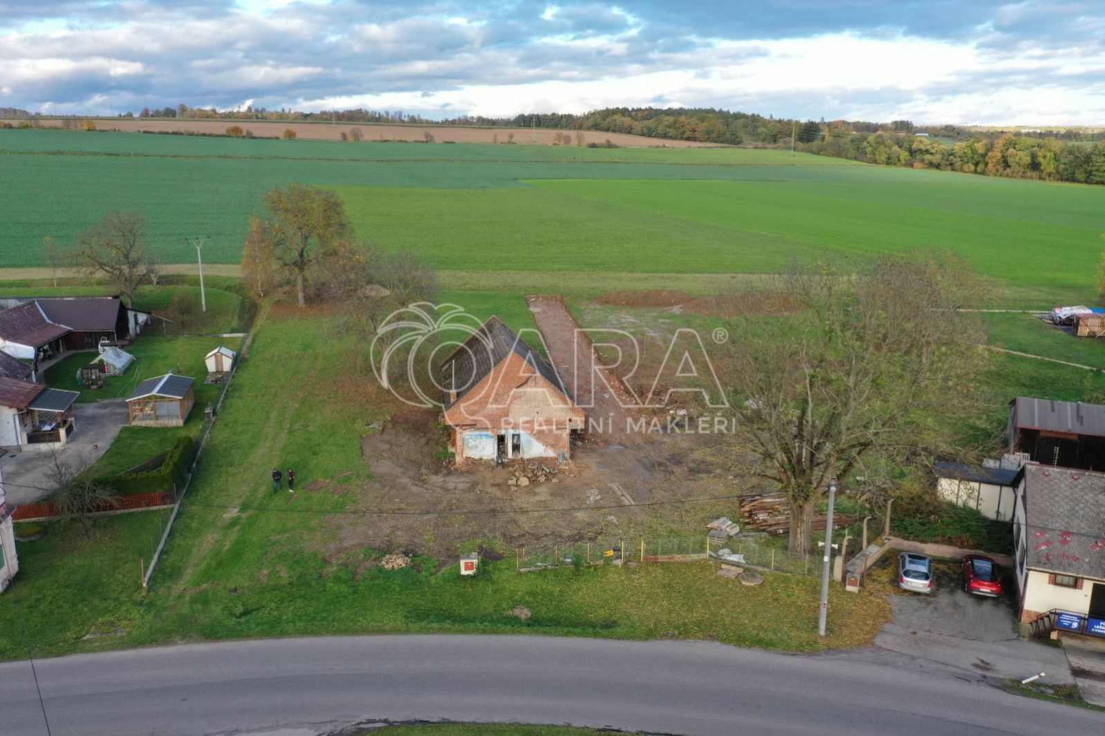 Prodej rodinného domu k rekonstrukci se stavebním pozemkem, Dubenec, obrázek č. 3
