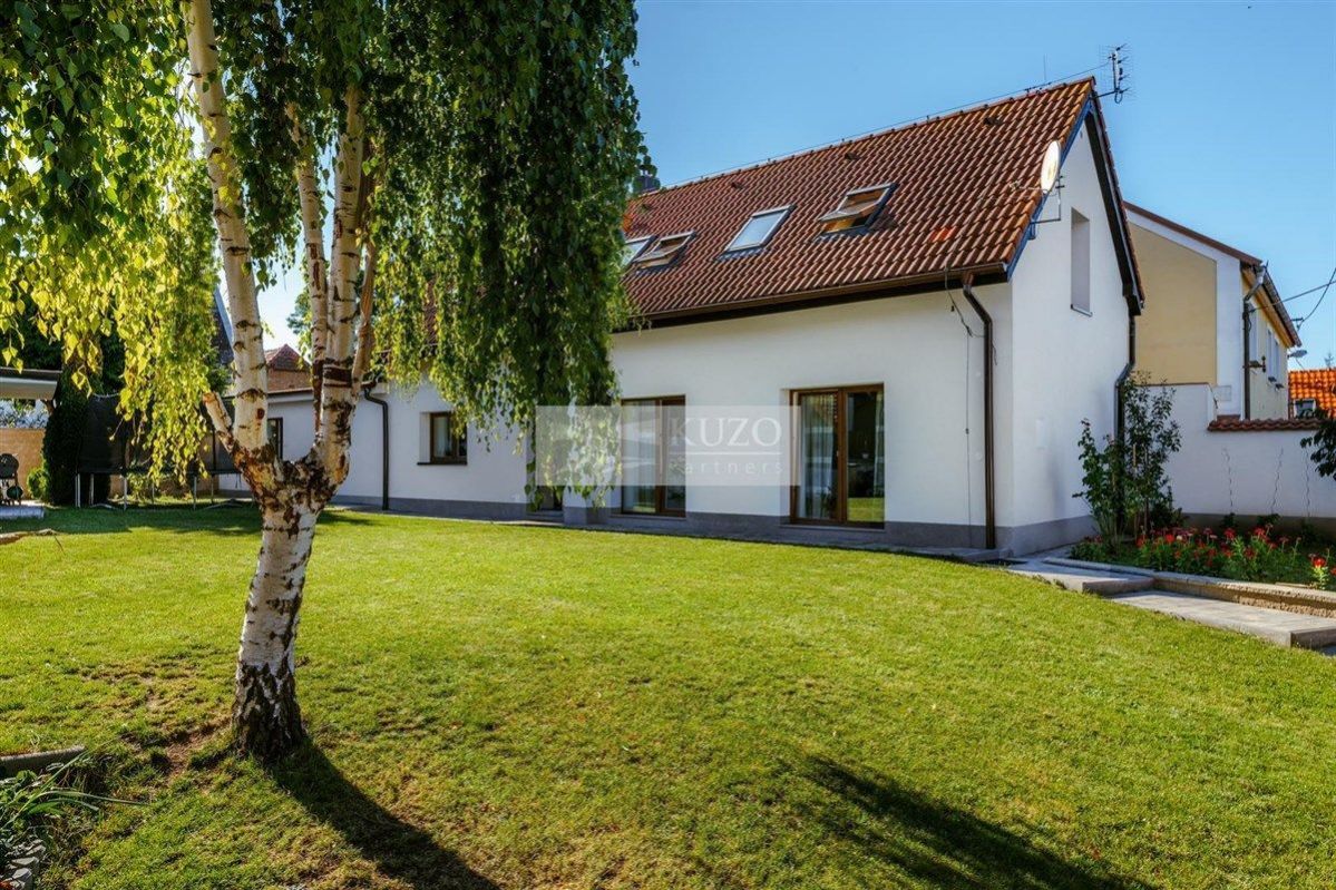 Prodej nově zrekonstruovaného rodinného domu 4+1, 141m2 s pozemkem 629m2, ul. Krátká, Jeneč u Prahy, obrázek č. 1