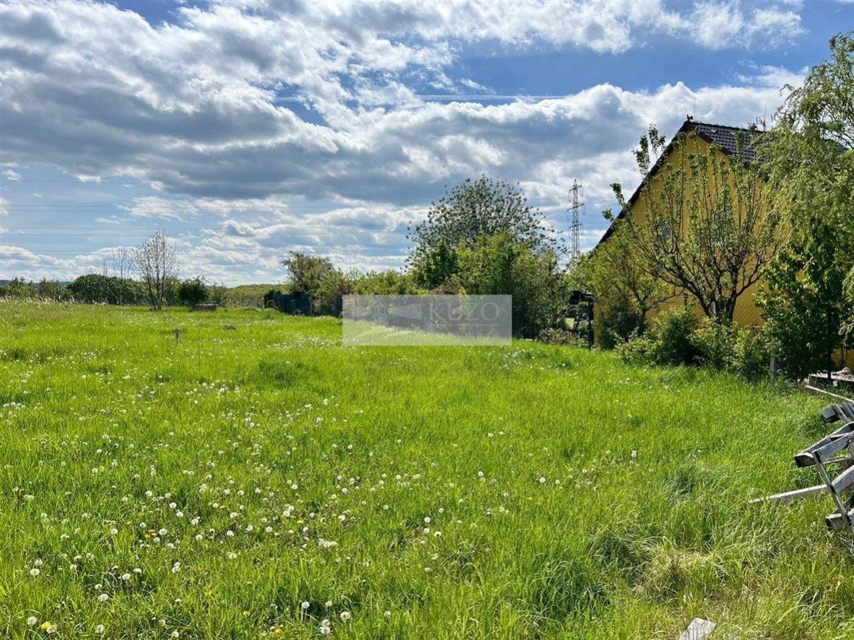 Stavební pozemek 1504 m2 v obci Liteň, s  Karlštejnem na dohled, obrázek č. 1
