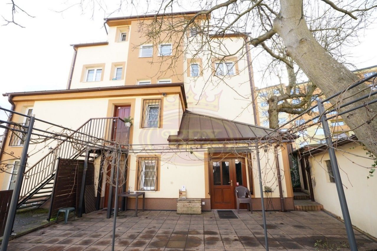 Prodej bytového domu s komerční částí (restaurace, sauna) v Karlových Varech