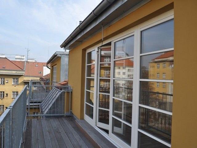 Prodej nového podkrovního bytu o velikosti 3+kk a výměře 93 m2 v Praze 10.