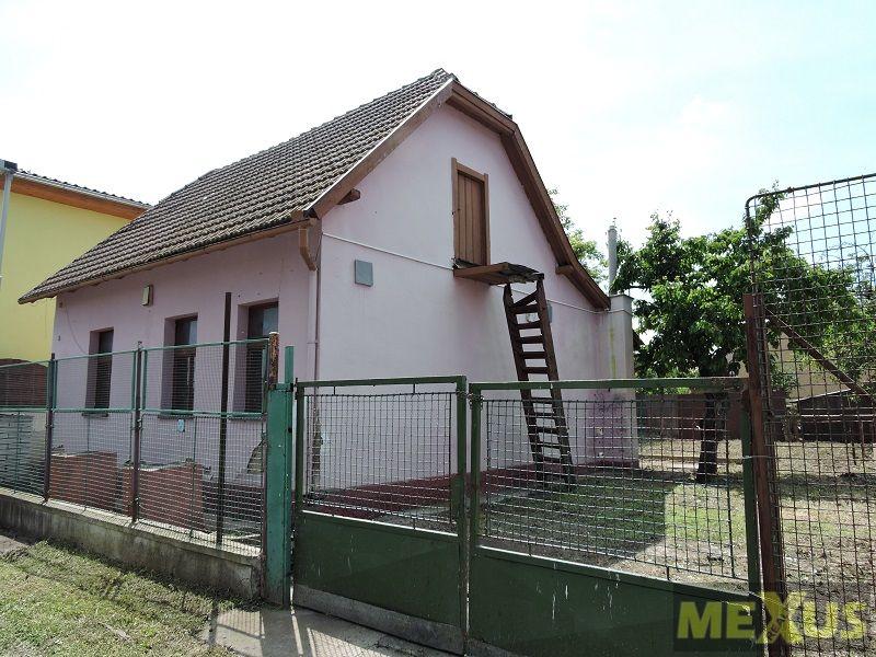 Prodej rodinného domu před rekonstrrukcí v pěkné a klidné lokalitě Běchovic