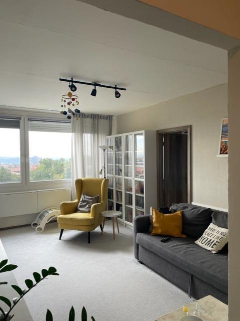 Pěkný byt 3+1/L, po rekonstrukci, krásný výhled na Prahu, velká komora v bytě