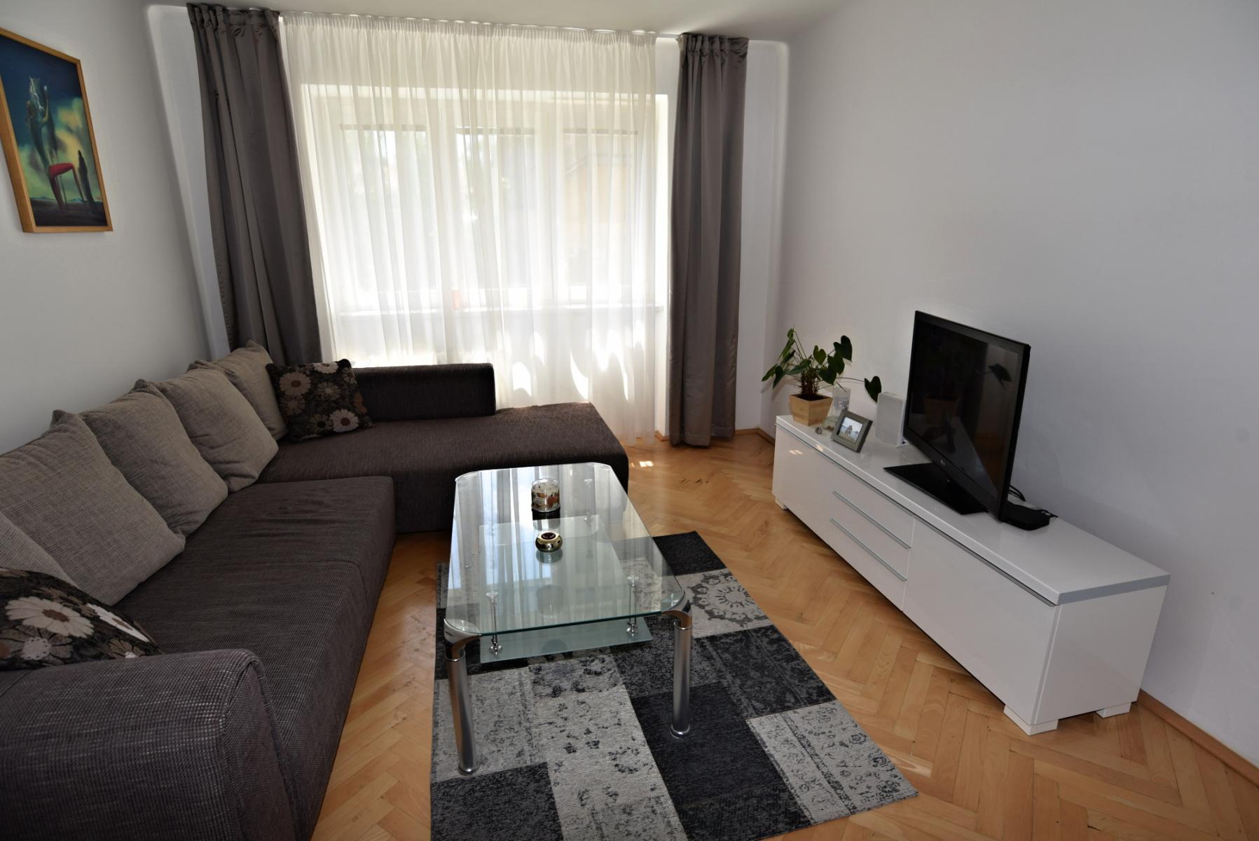 Exkluzivně nabízíme k prodeji slunný a prostorný byt 2+1/B,, 65m2, cihla v centru Kladna.