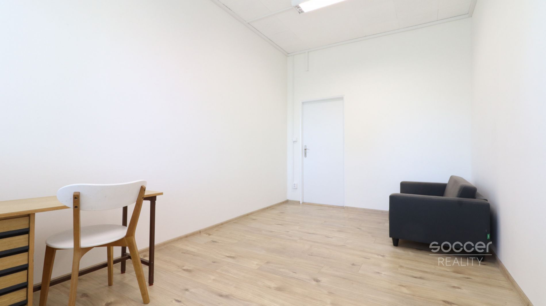 Pronájem nově zrekonstruované kanceláře, 15 m2, Praha 10 - Dolní Měcholupy, Ke Kablu