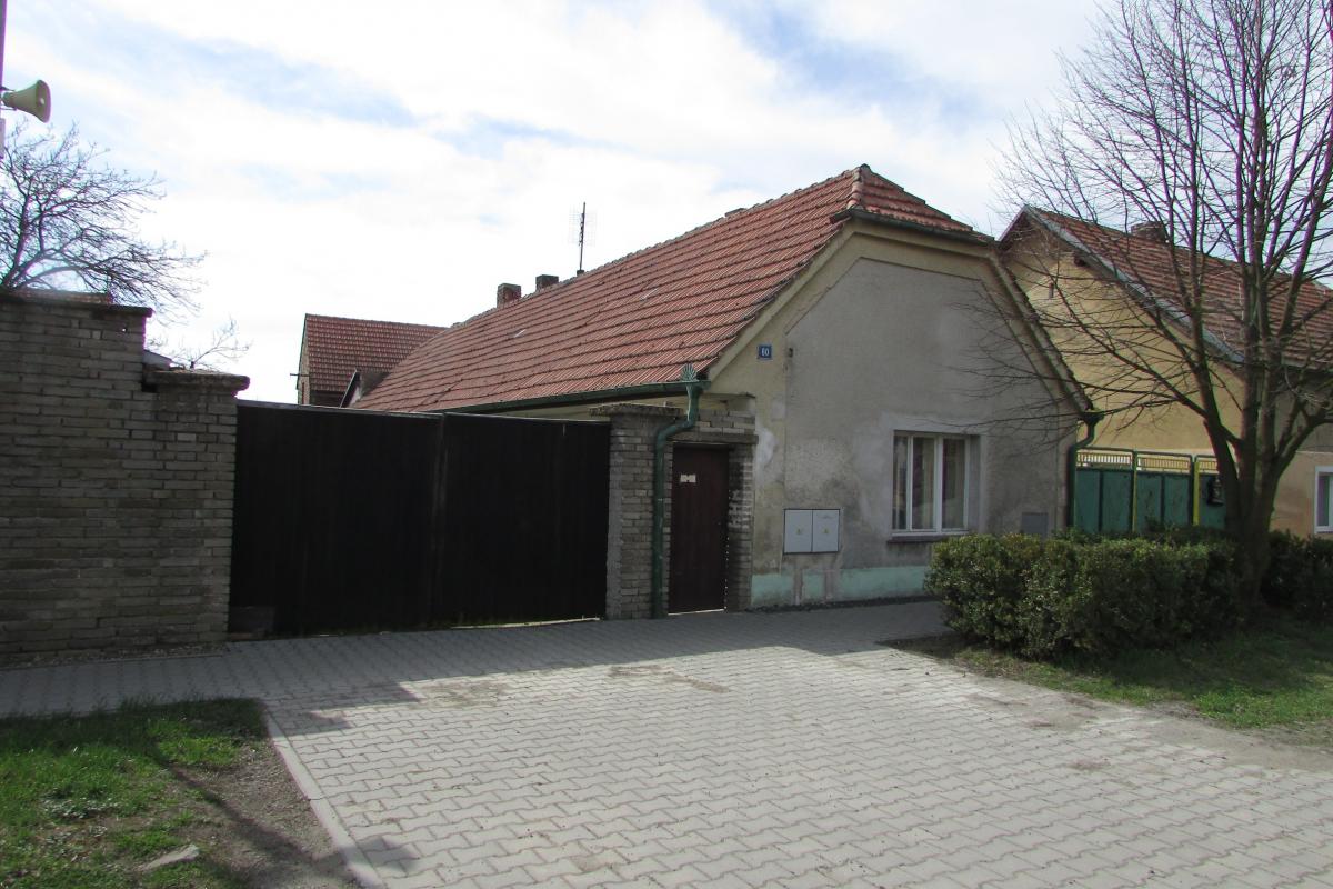 Prodej usedlosti - dům, stodola, špejchar, 1786 m2, Hostín u Vojkovic