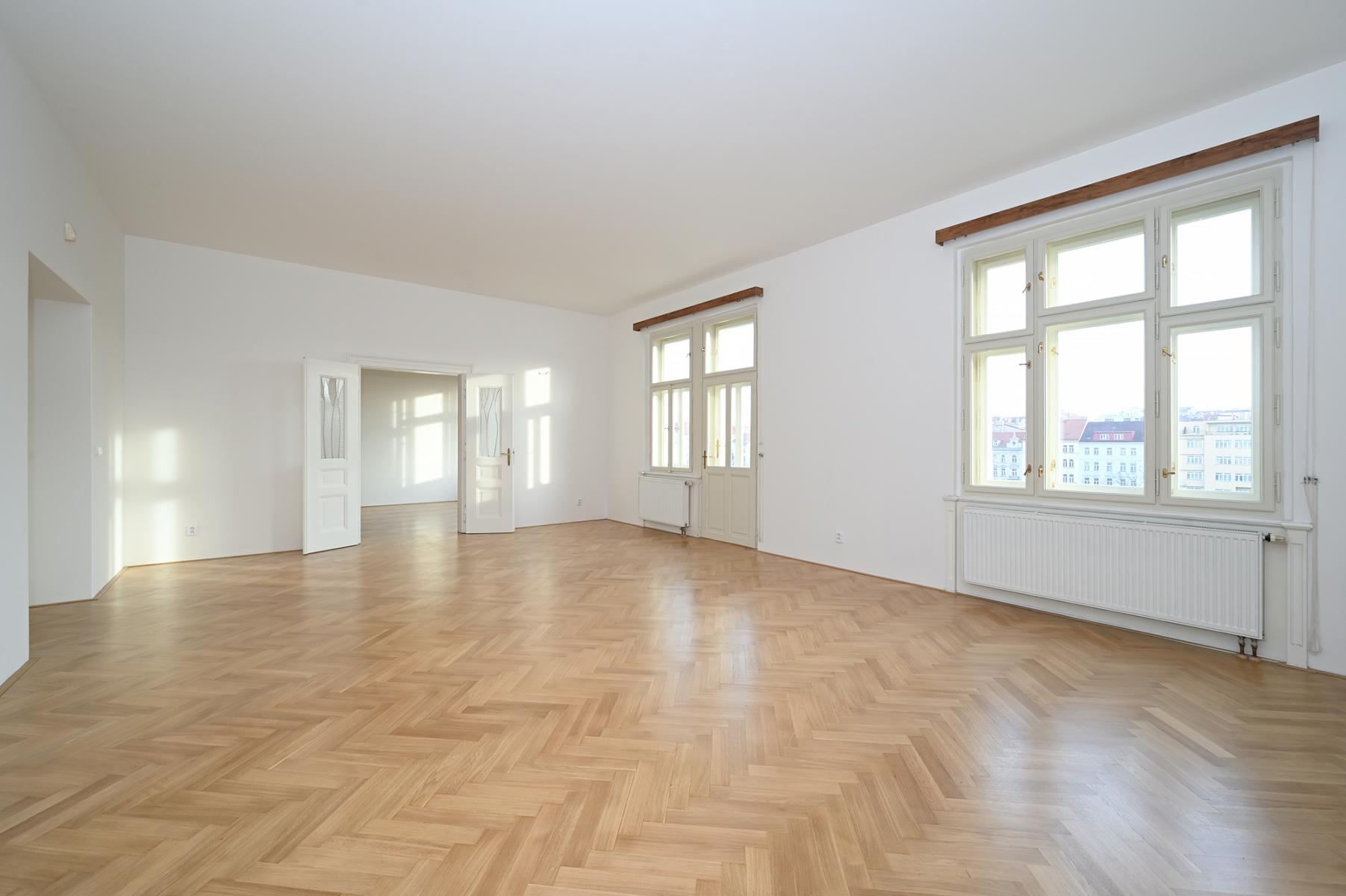 Pronájem bytu 4+1 187 m2 na náměstí Jiřího z Poděbrad, 2x koupelna, balkon, sklep, obrázek č. 2